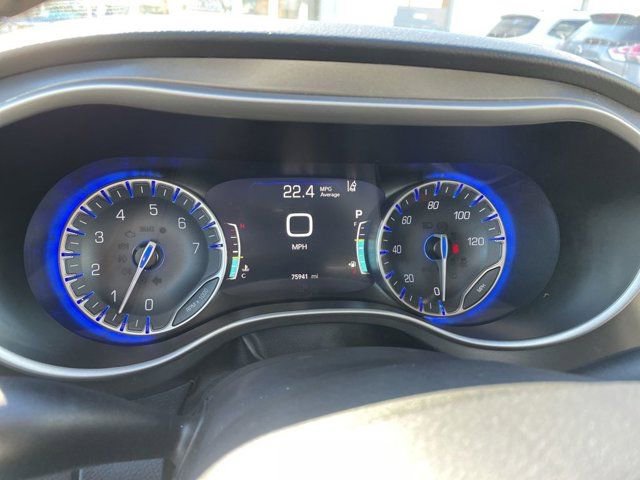 Used 2023 Chrysler Pacifica Touring-L image 15