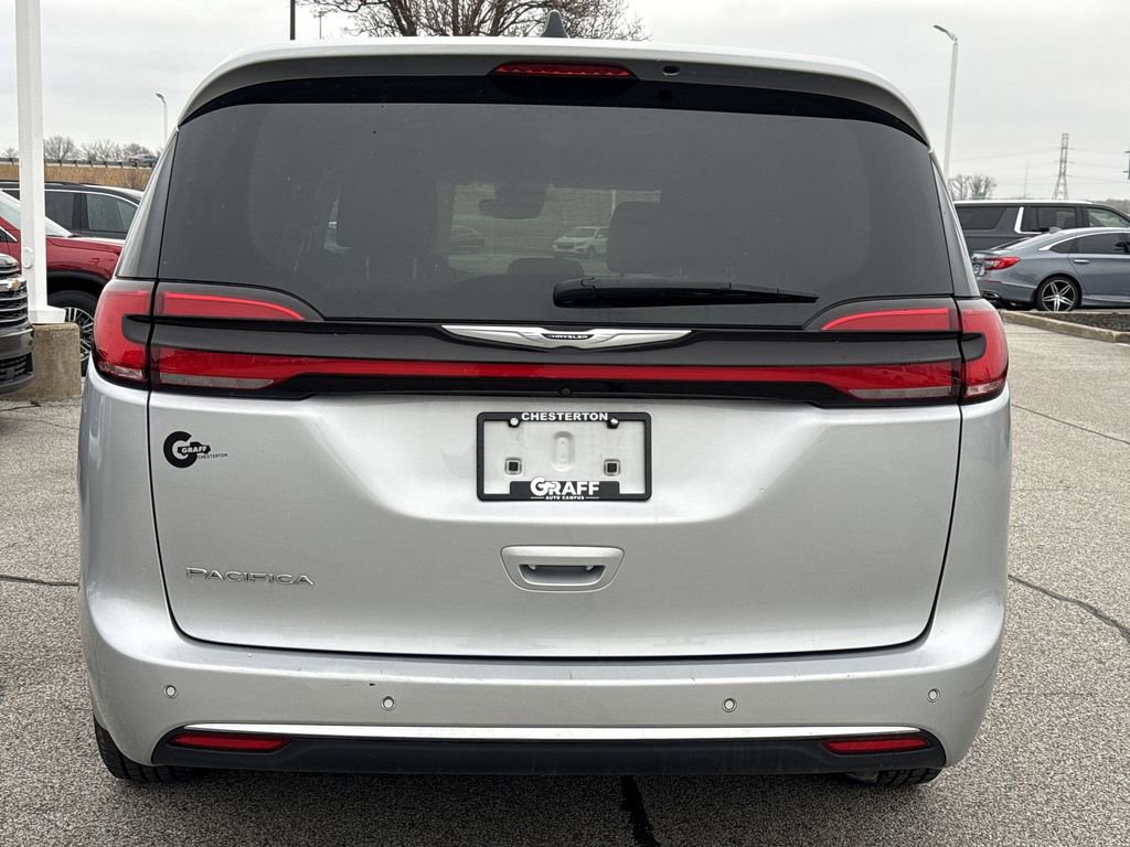 Used 2023 Chrysler Pacifica Touring-L image 7