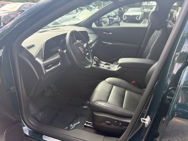 Certified 2024 Cadillac XT4 Luxury w/ Cold Weather Package FWD image 9