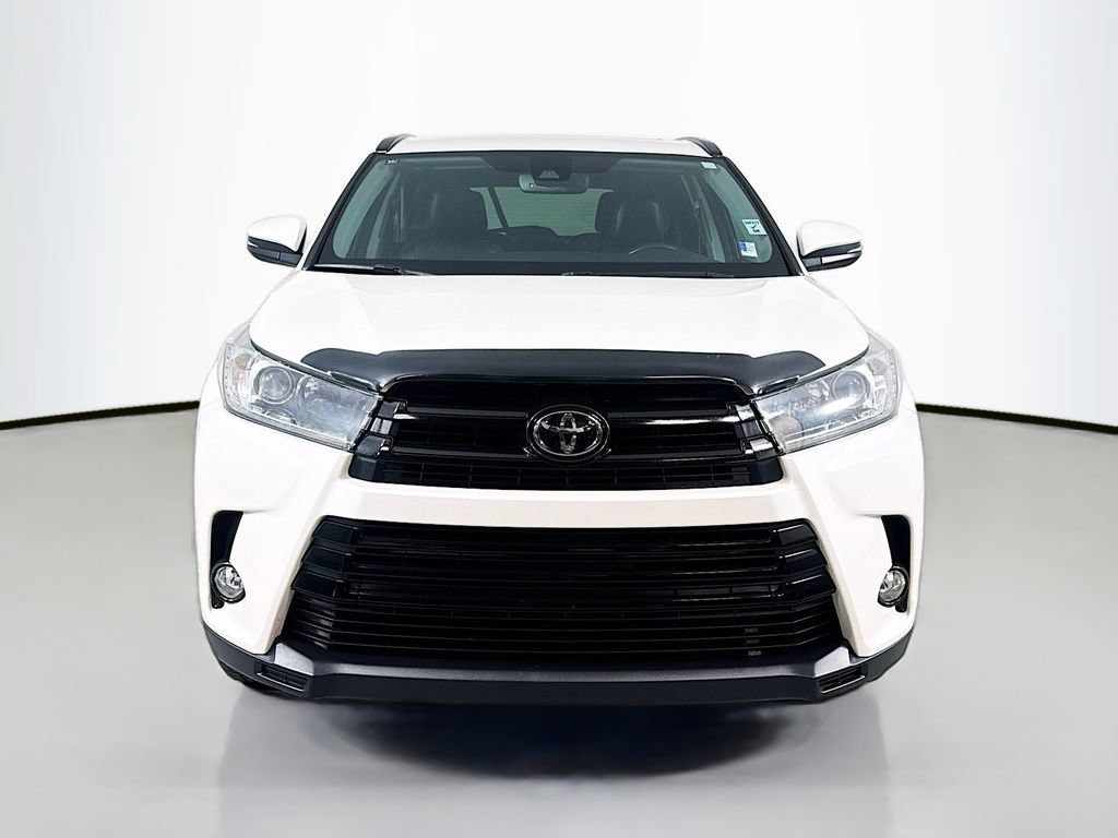 Used 2017 Toyota Highlander SE FWD image 2
