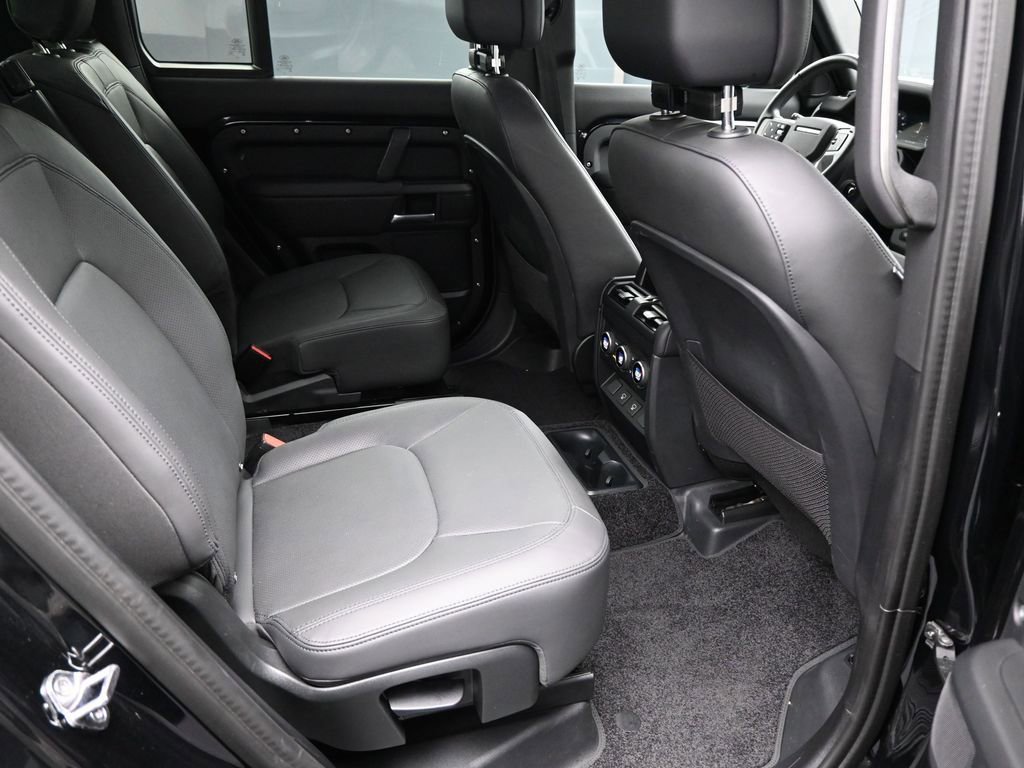 Used 2025 Land Rover Defender 130 X-Dynamic SE AWD/4WD image 9