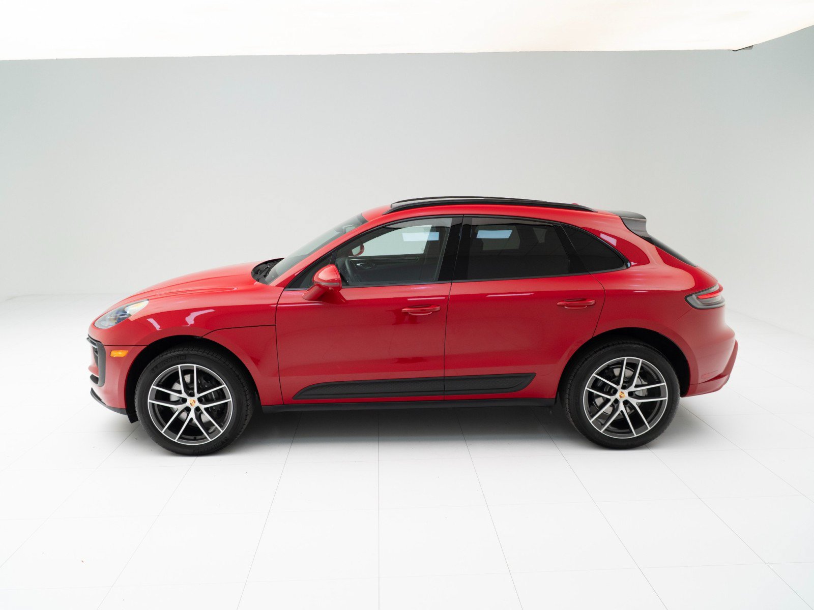 Certified 2025 Porsche Macan AWD/4WD image 2