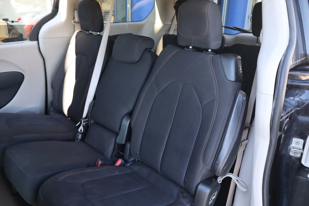 Used 2018 Chrysler Pacifica Touring Plus w/ Tire & Wheel Group FWD image 13
