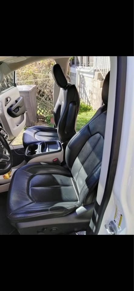 Used 2020 Chrysler Pacifica Touring-L image 5