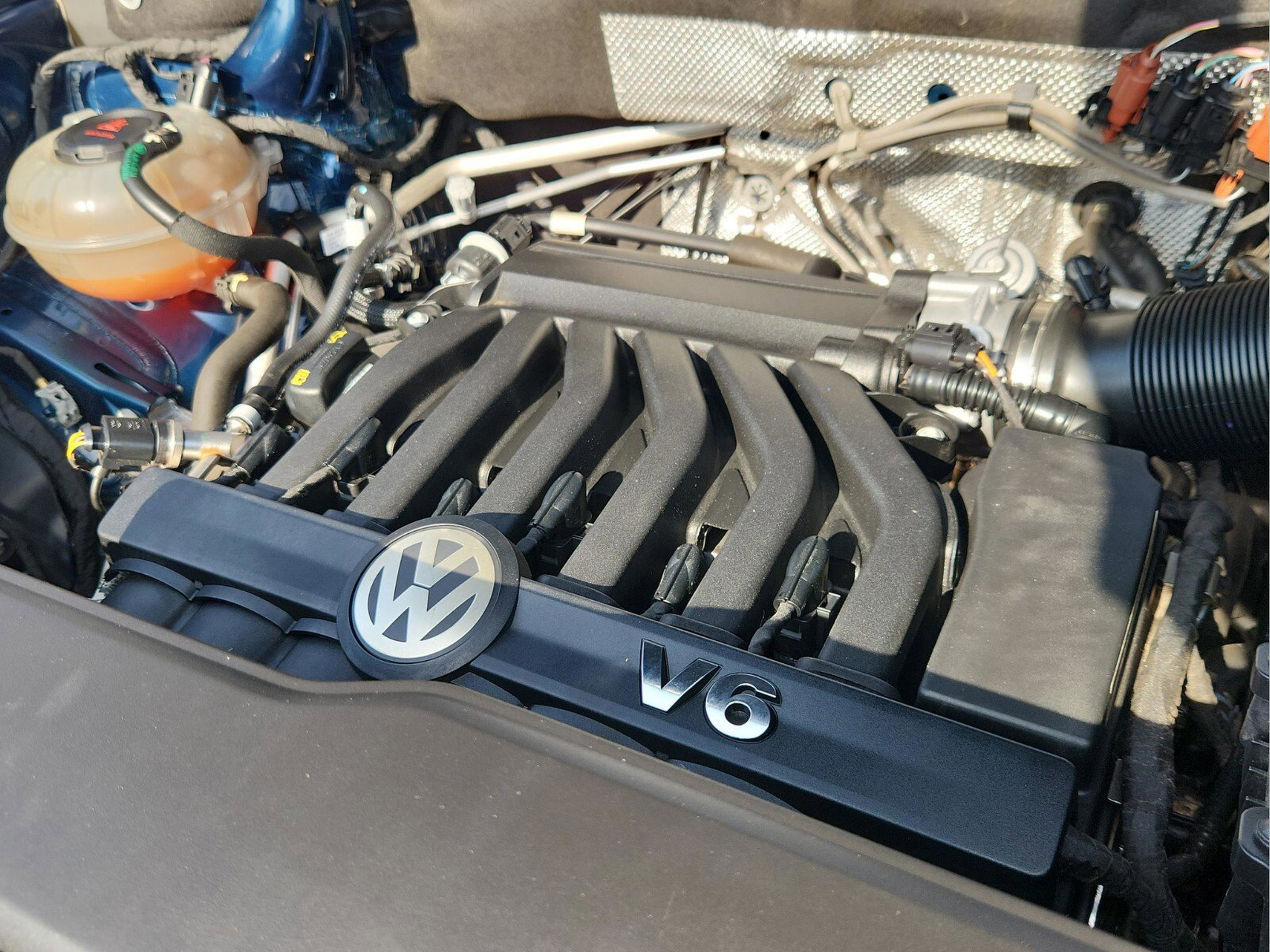 Used 2020 Volkswagen Atlas Cross Sport SE w/ Panoramic Sunroof Package image 26