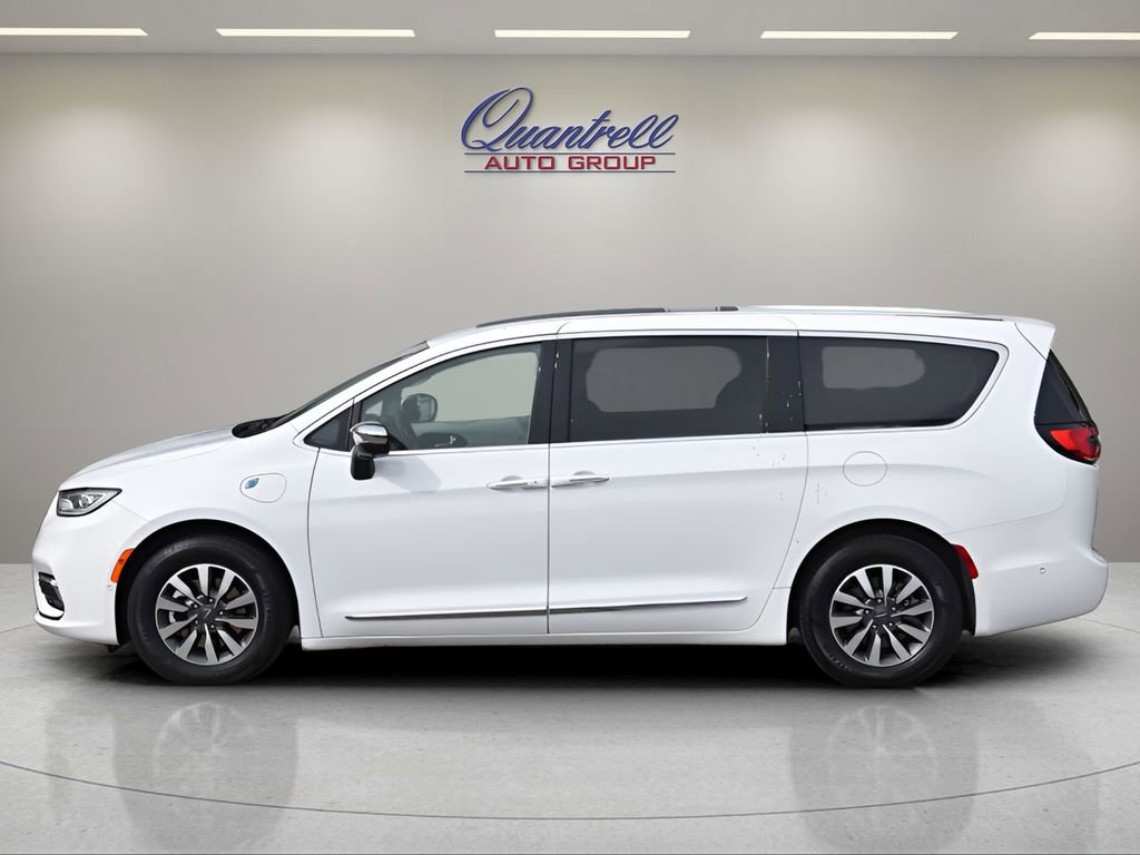Used 2023 Chrysler Pacifica Limited w/ Uconnect Theater Family Group image 7