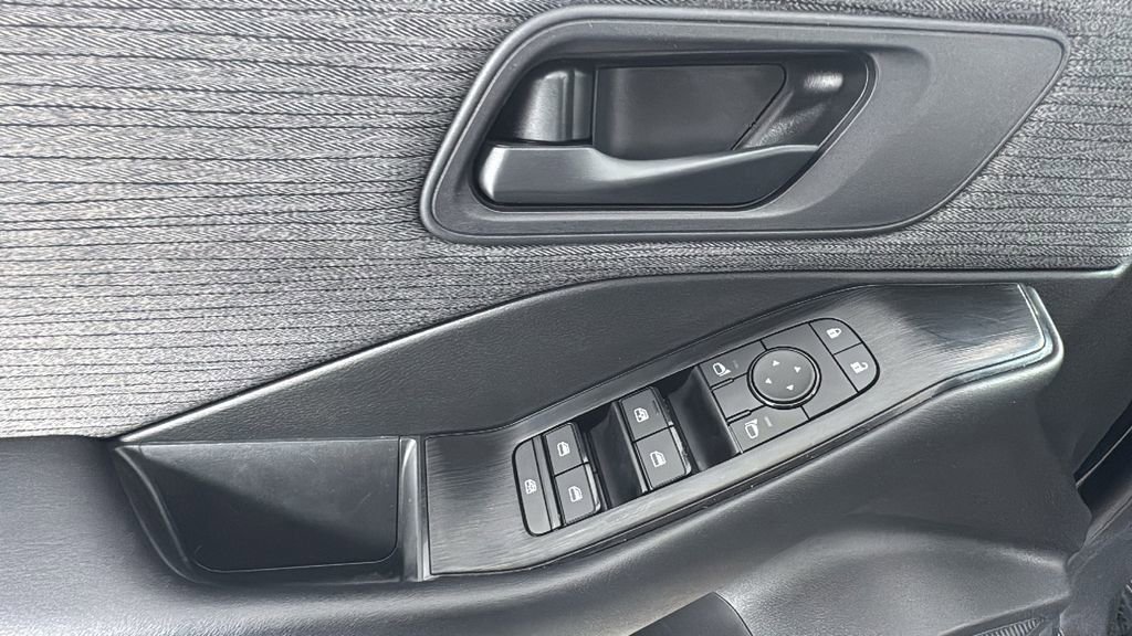 Used 2023 Nissan Rogue S FWD image 19