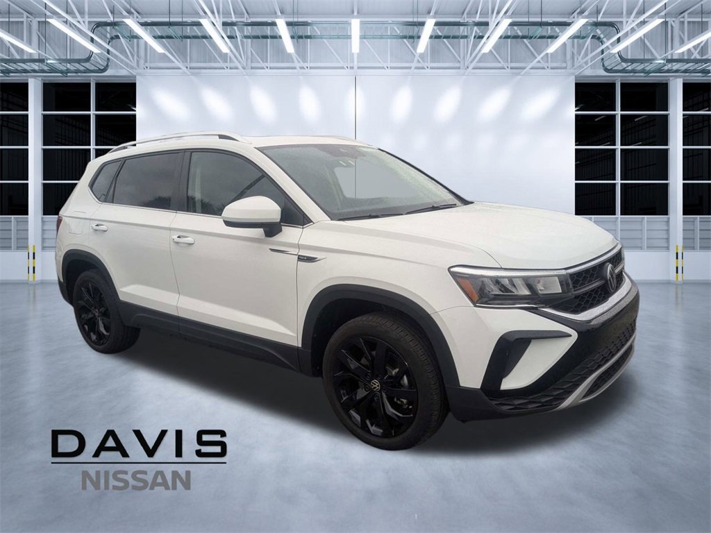 Used 2024 Volkswagen Taos SE image 1