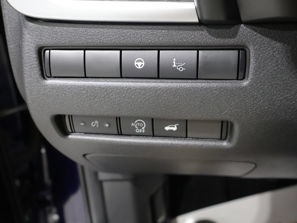 Used 2025 Nissan Rogue Platinum w/ Platinum Premium Package AWD/4WD image 32
