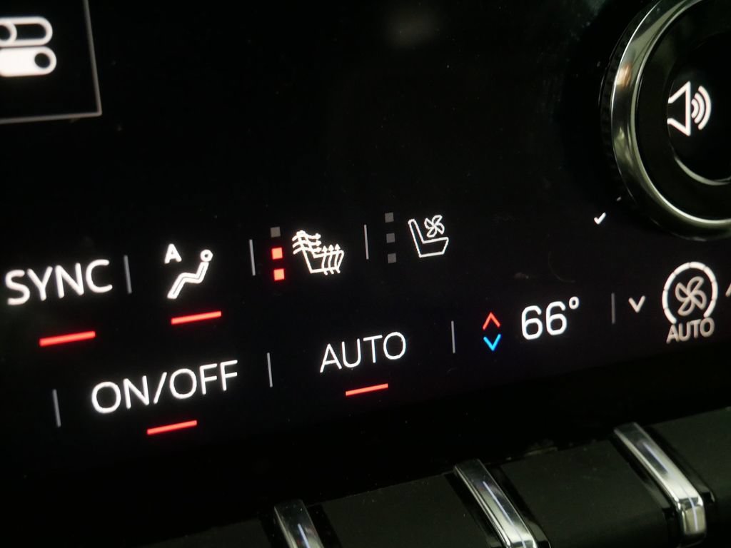 Used 2025 GMC Yukon Denali Ultimate AWD/4WD image 29