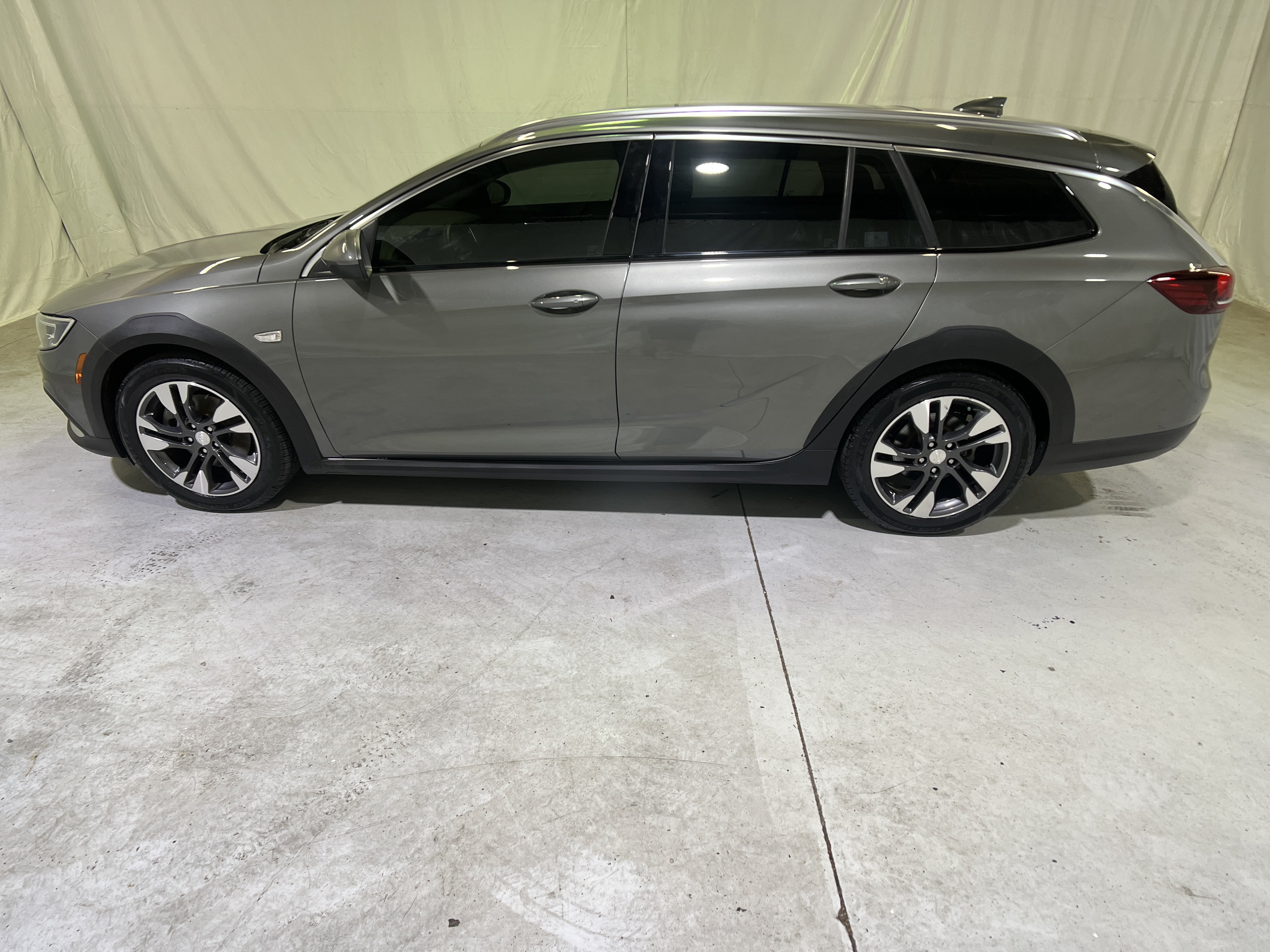Certified 2018 Buick Regal Essence w/ Driver Confidence Package #1 AWD/4WD image 7