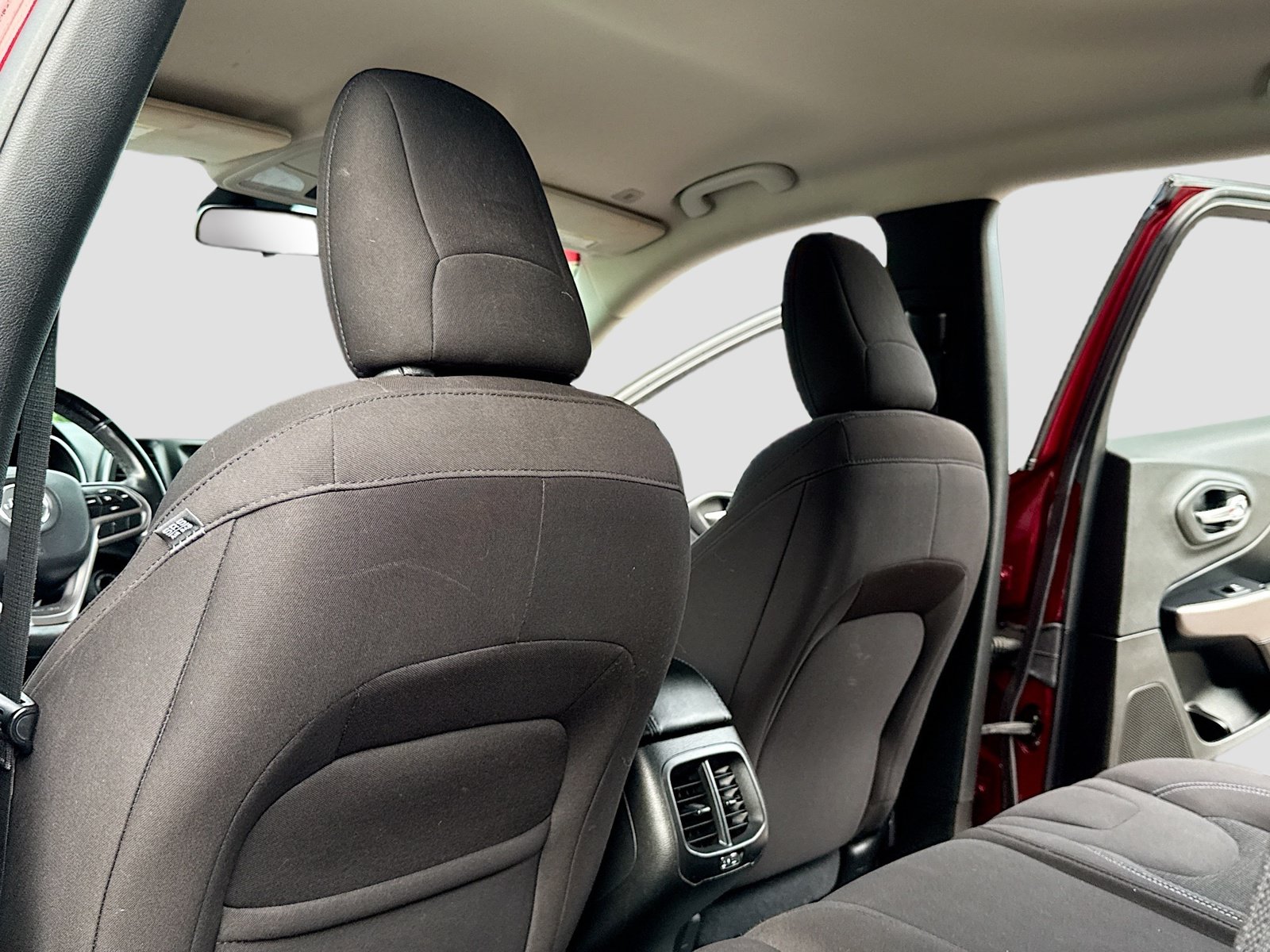 Used 2019 Jeep Cherokee Latitude w/ Cold Weather Group AWD/4WD image 6