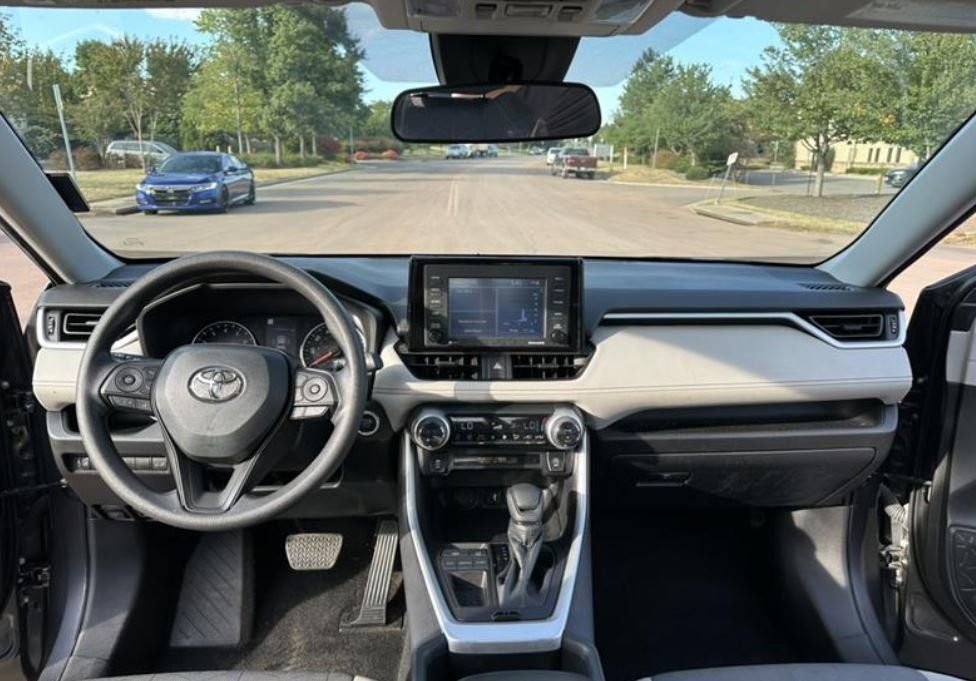 Used 2022 Toyota RAV4 XLE image 6