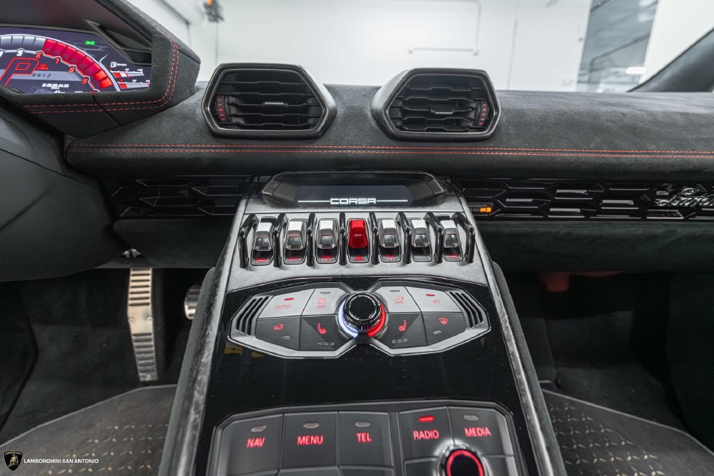 Used 2018 Lamborghini Huracan Performante AWD/4WD image 41