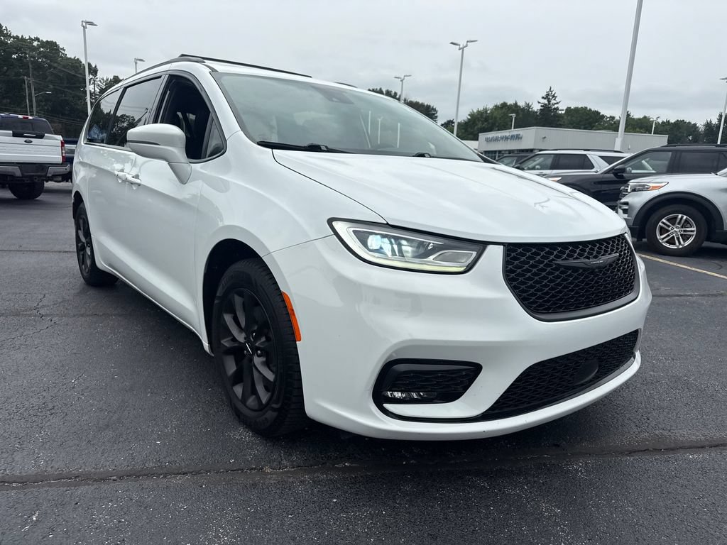 Used 2021 Chrysler Pacifica Touring-L w/ Uconnect Theater Family Group FWD image 4