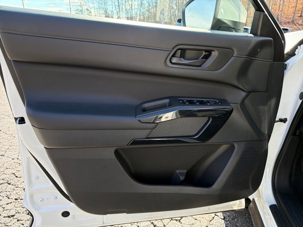 Used 2025 Nissan Pathfinder SV image 13