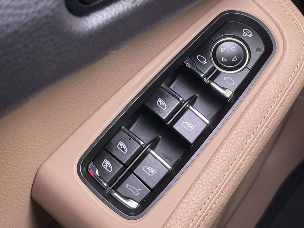 Certified 2025 Porsche Macan AWD/4WD image 39