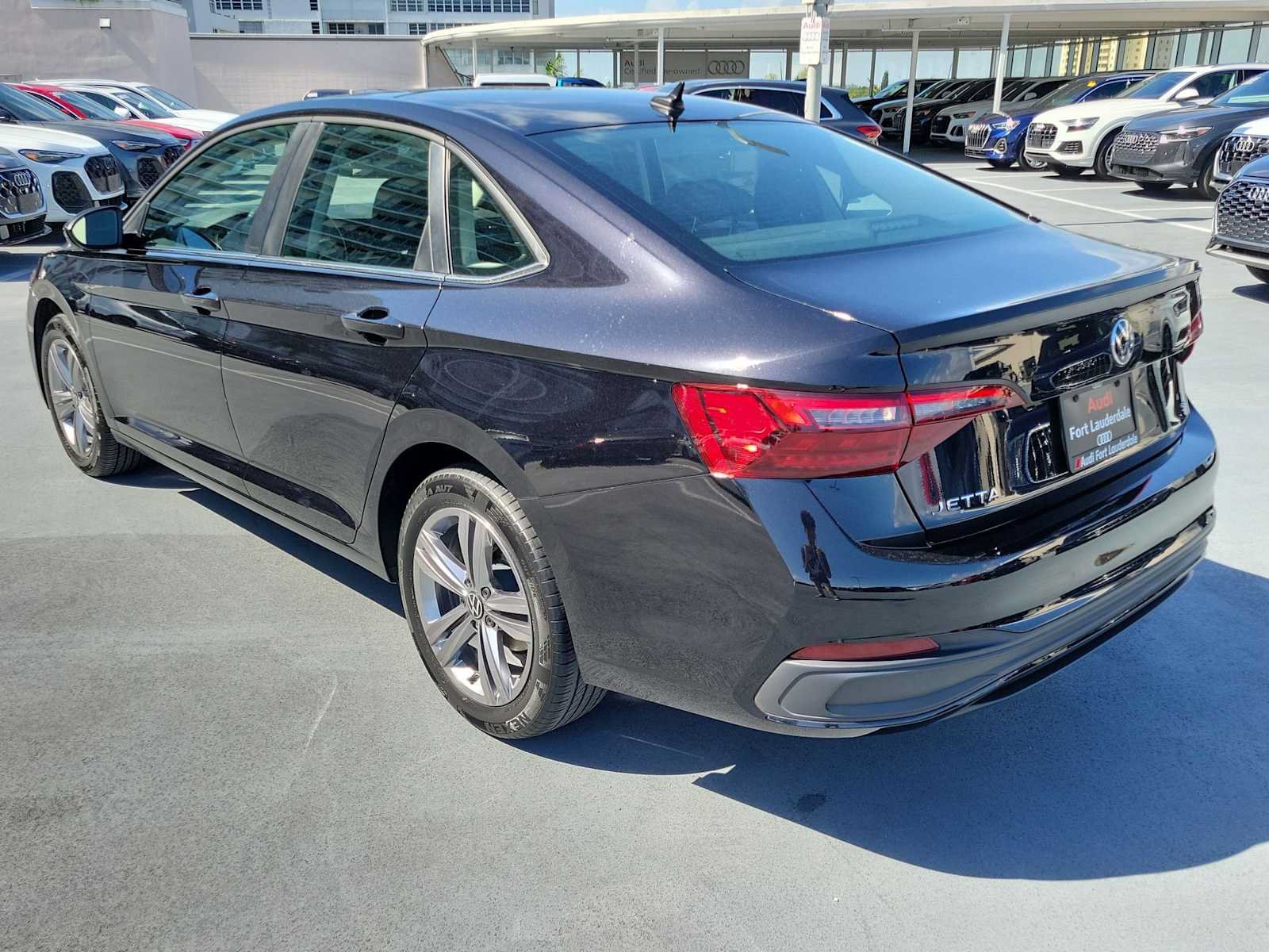 Used 2023 Volkswagen Jetta SE w/ Panoramic Sunroof Package FWD image 4