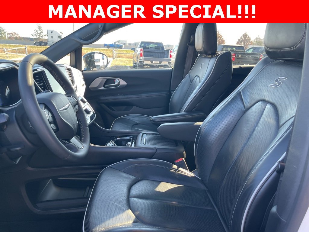 Used 2025 Chrysler Pacifica Limited image 20