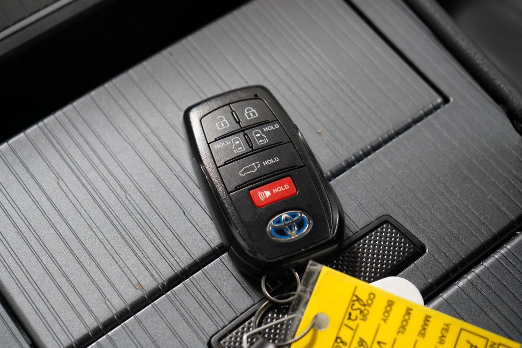 Used 2024 Toyota Sienna XSE w/ XSE Premium Package FWD image 20