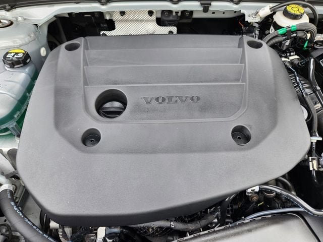 Certified 2025 Volvo XC40 B5 Plus AWD/4WD image 22