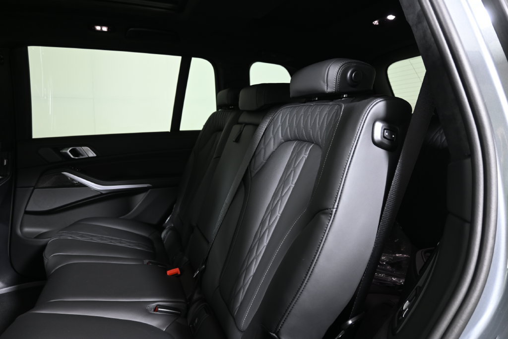 Used 2027 BMW X7 M60i AWD/4WD image 4