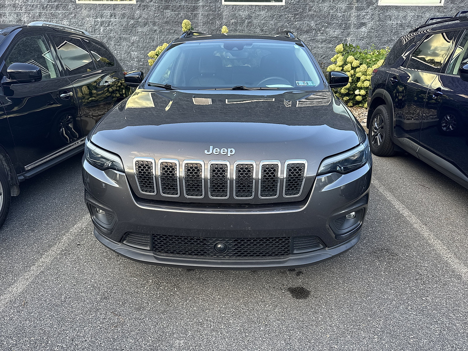 Used 2022 Jeep Cherokee Latitude Lux w/ Sun & Sound Group AWD/4WD image 2
