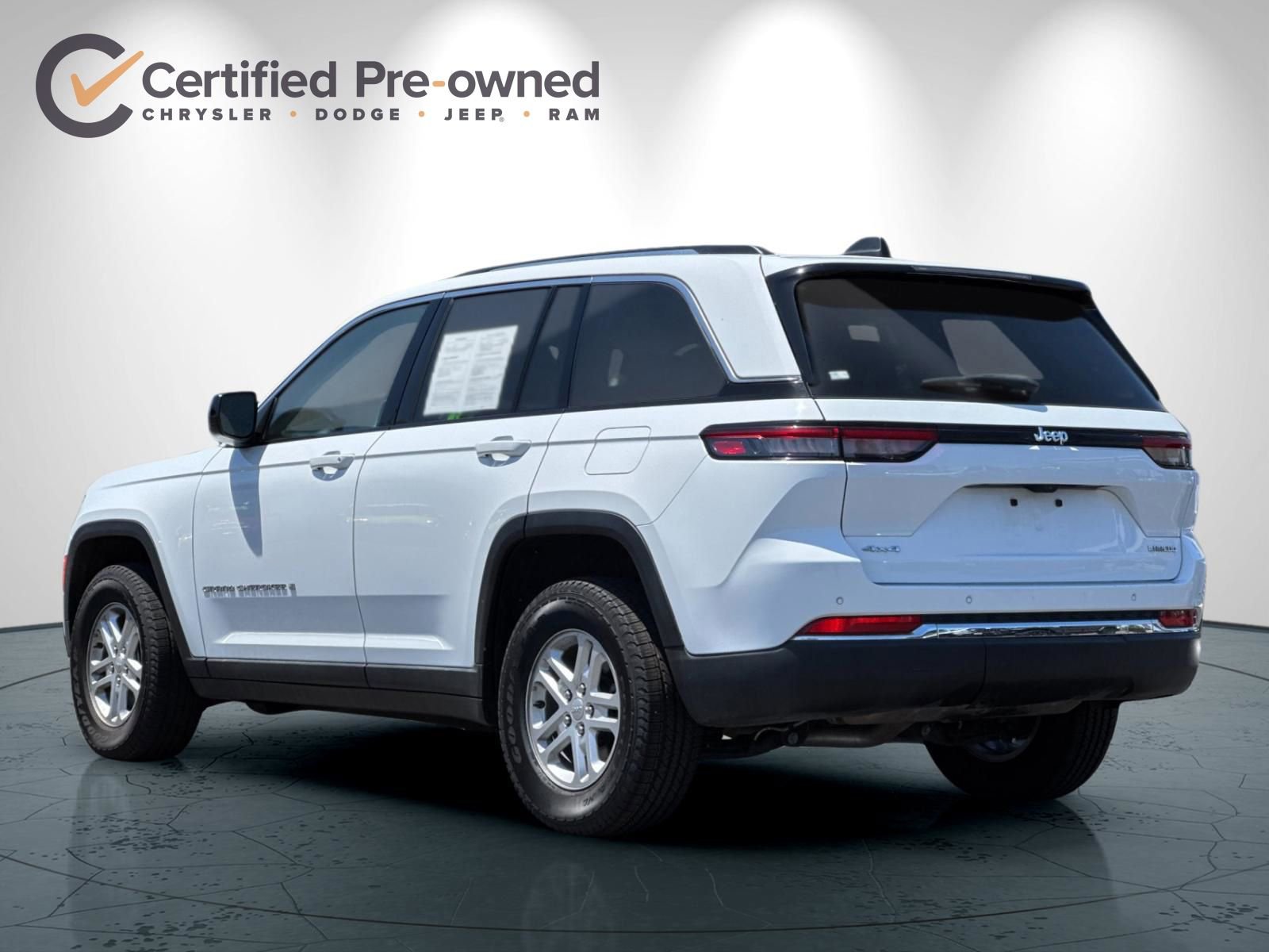 Used 2024 Jeep Grand Cherokee Laredo AWD/4WD image 6
