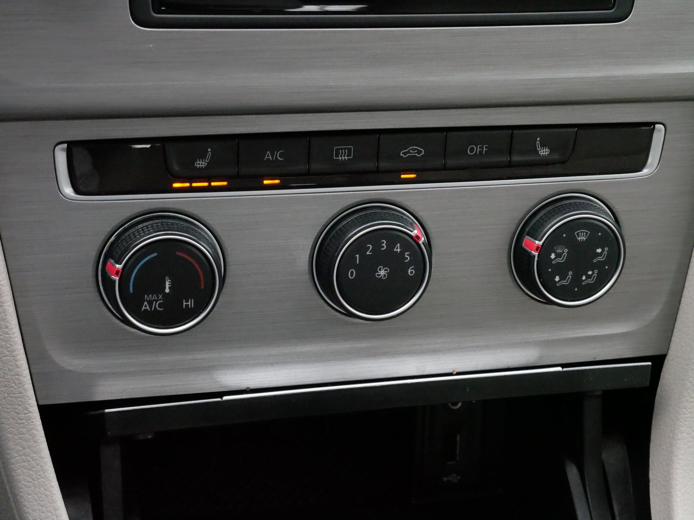 Used 2017 Volkswagen Golf Wolfsburg Edition image 23