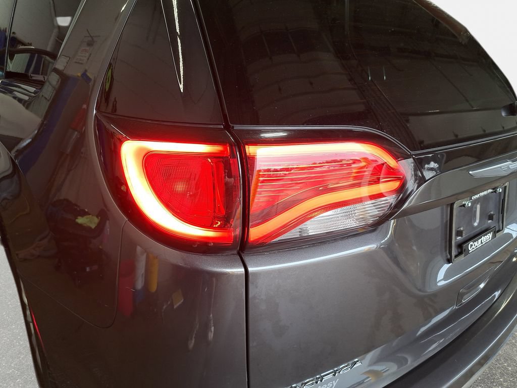 Used 2017 Chrysler Pacifica Touring-L FWD image 35