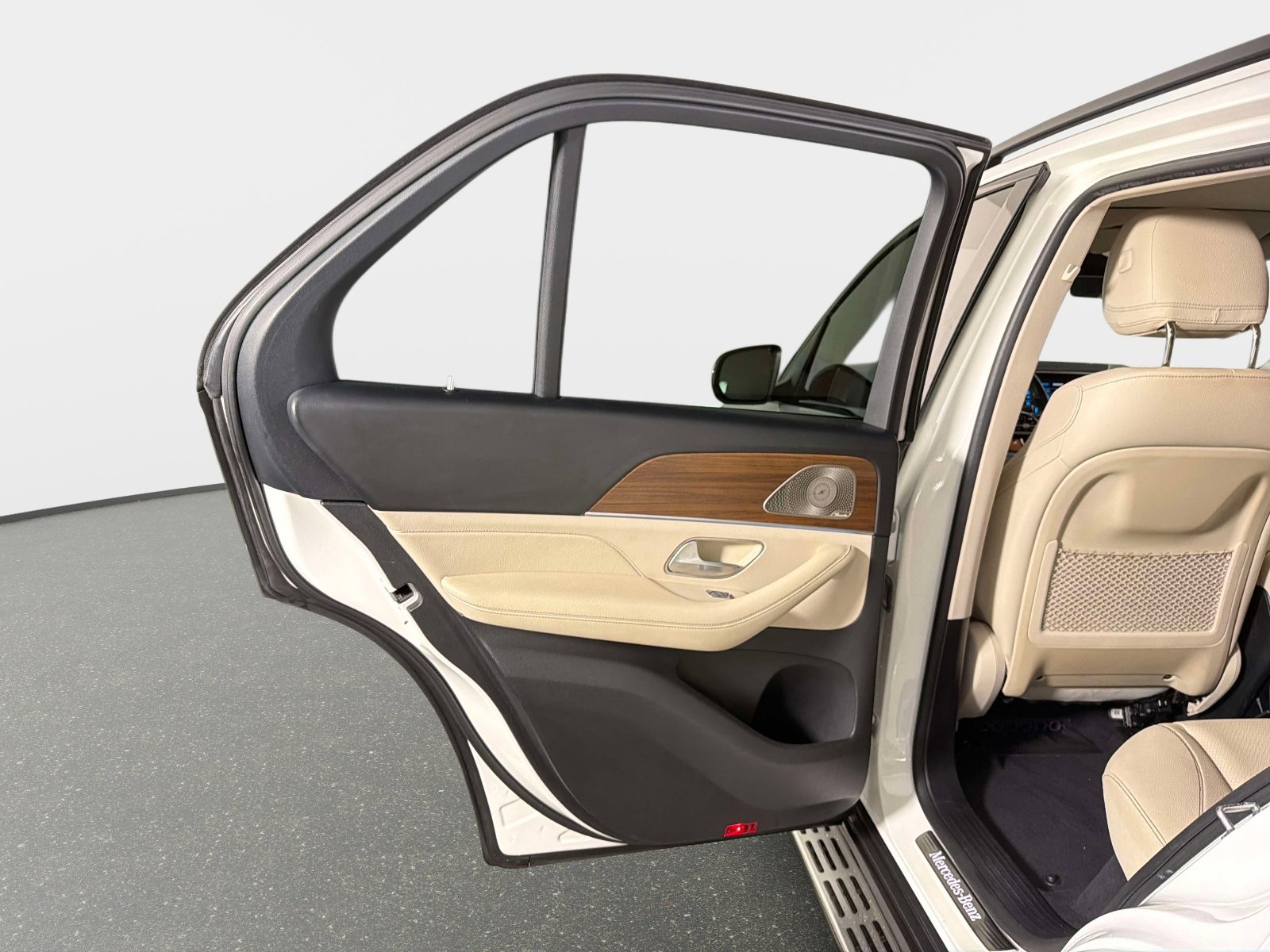 Used 2025 Mercedes-Benz GLC 350e 4MATIC image 26