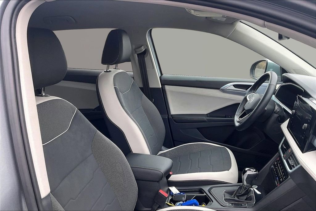 Used 2025 Volkswagen Taos SE image 31