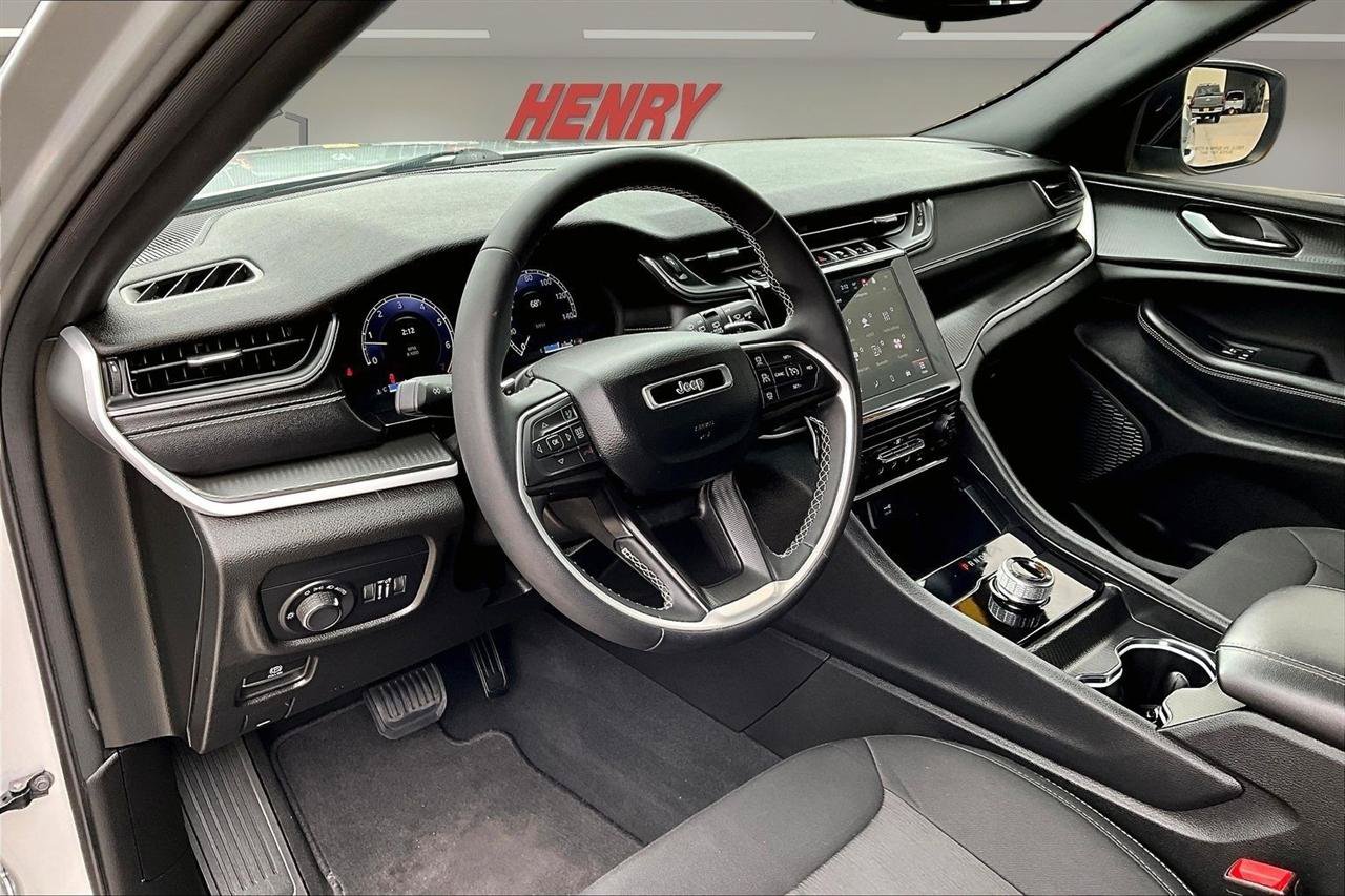 Used 2024 Jeep Grand Cherokee Laredo AWD/4WD image 18