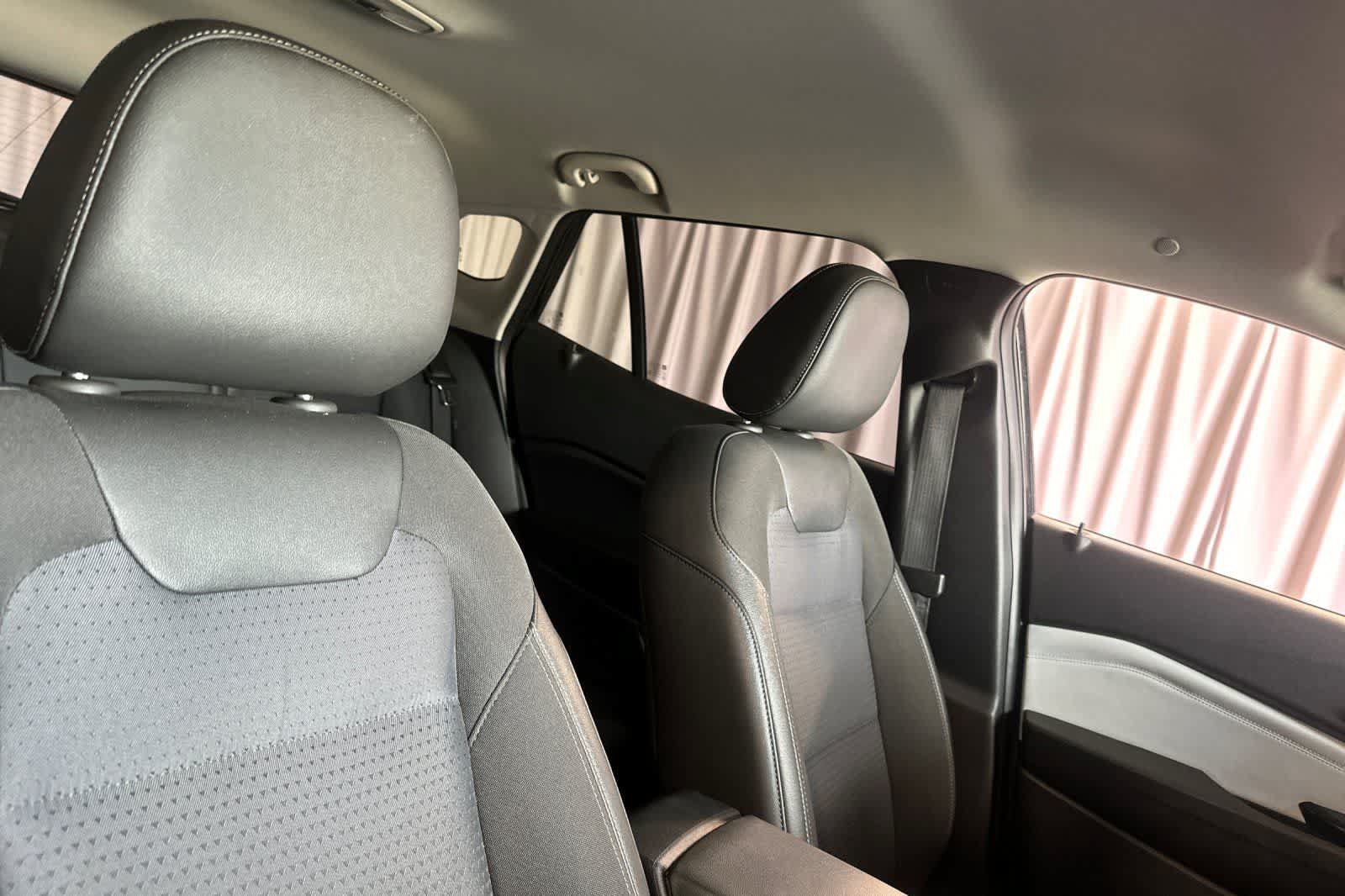 Used 2025 Chevrolet Trax LT FWD image 19