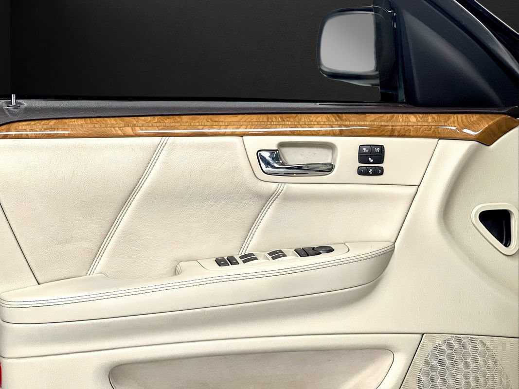 Used 2011 Cadillac DTS Platinum FWD image 38