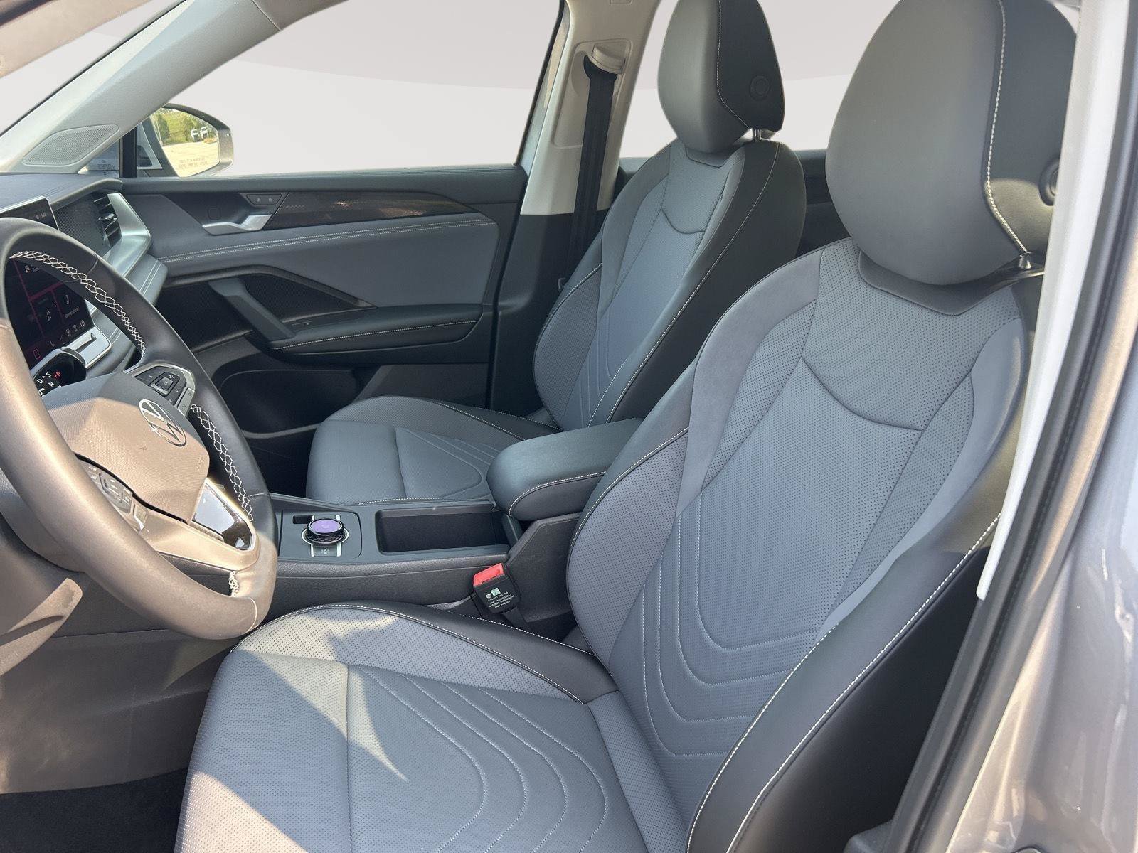 Certified 2025 Volkswagen Tiguan SE w/ Panoramic Sunroof Package AWD/4WD image 17