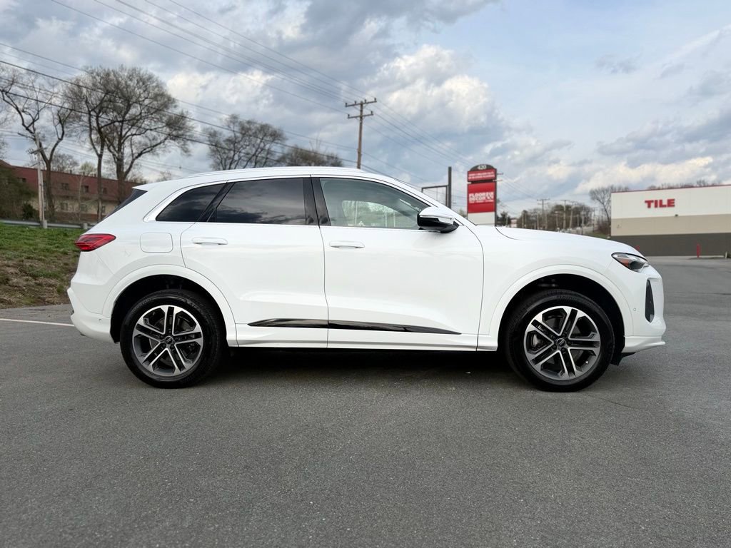 Used 2025 Audi Q5 Premium w/ Convenience Package image 8