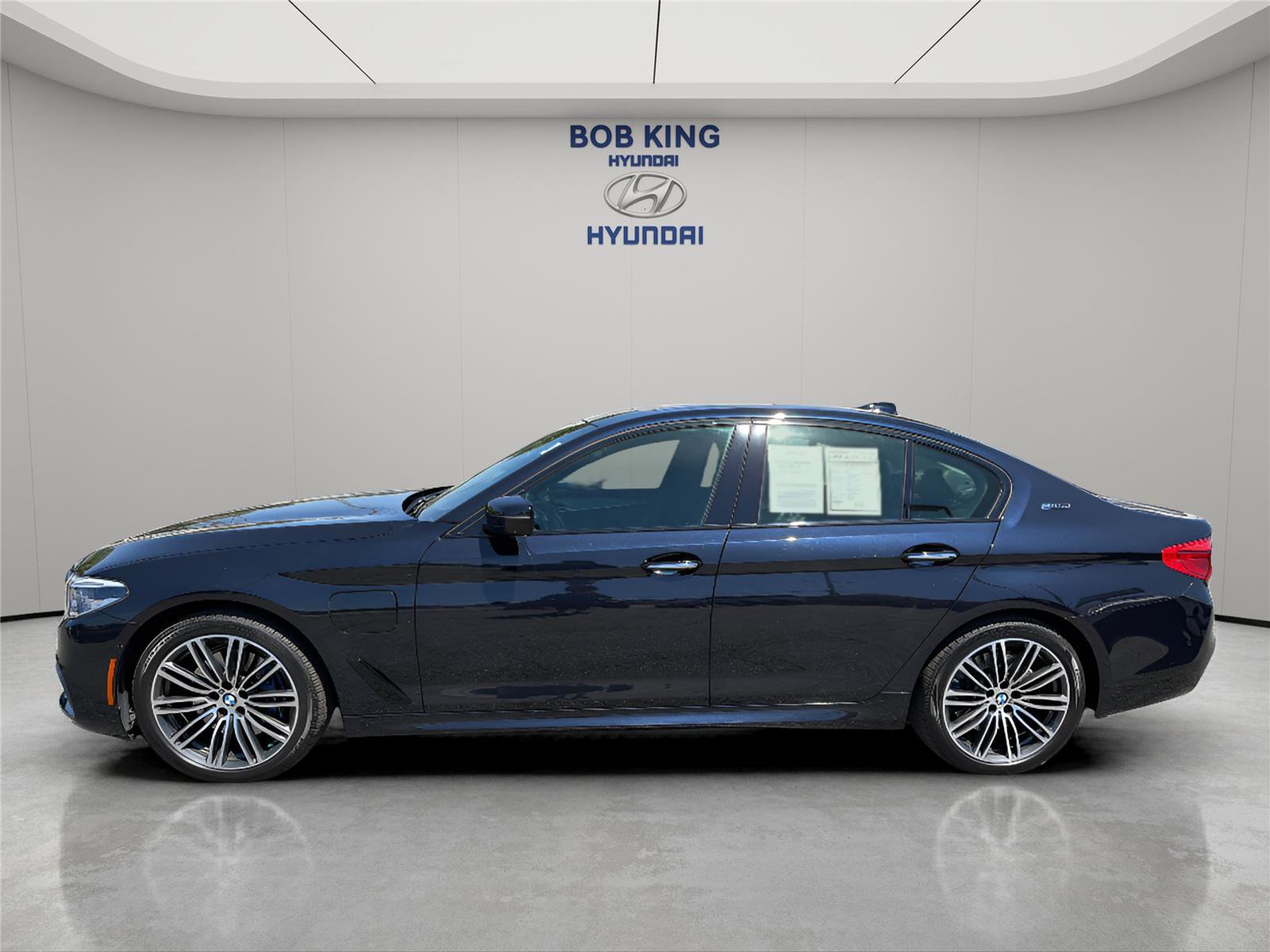 Used 2018 BMW 530e xDrive w/ M Sport Package 2 AWD/4WD image 2