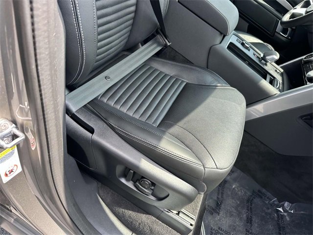 Used 2024 Land Rover Discovery Dynamic SE image 8