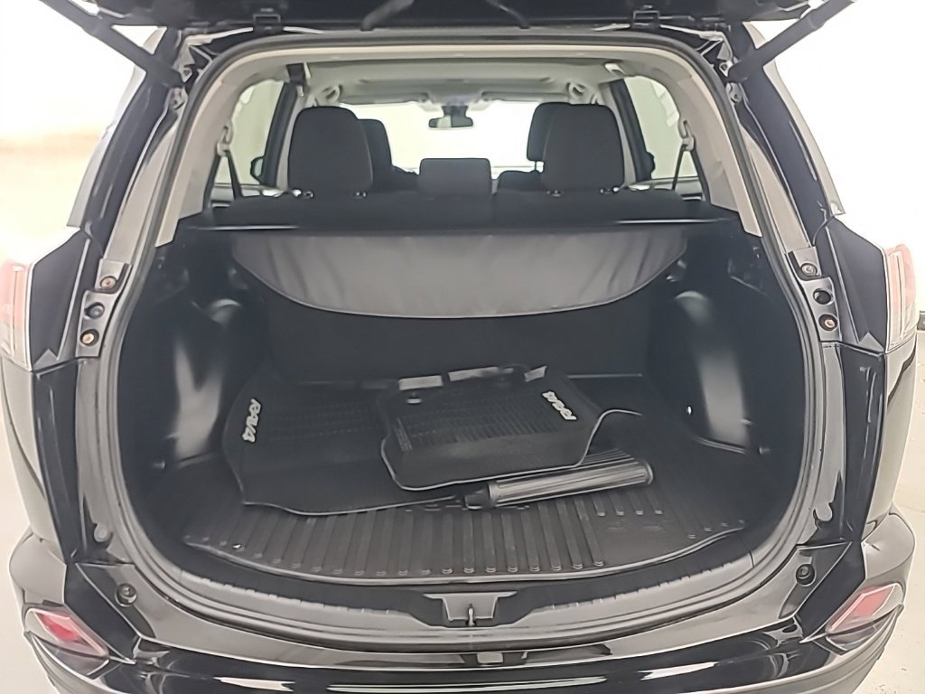 Used 2018 Toyota RAV4 XLE AWD/4WD image 18