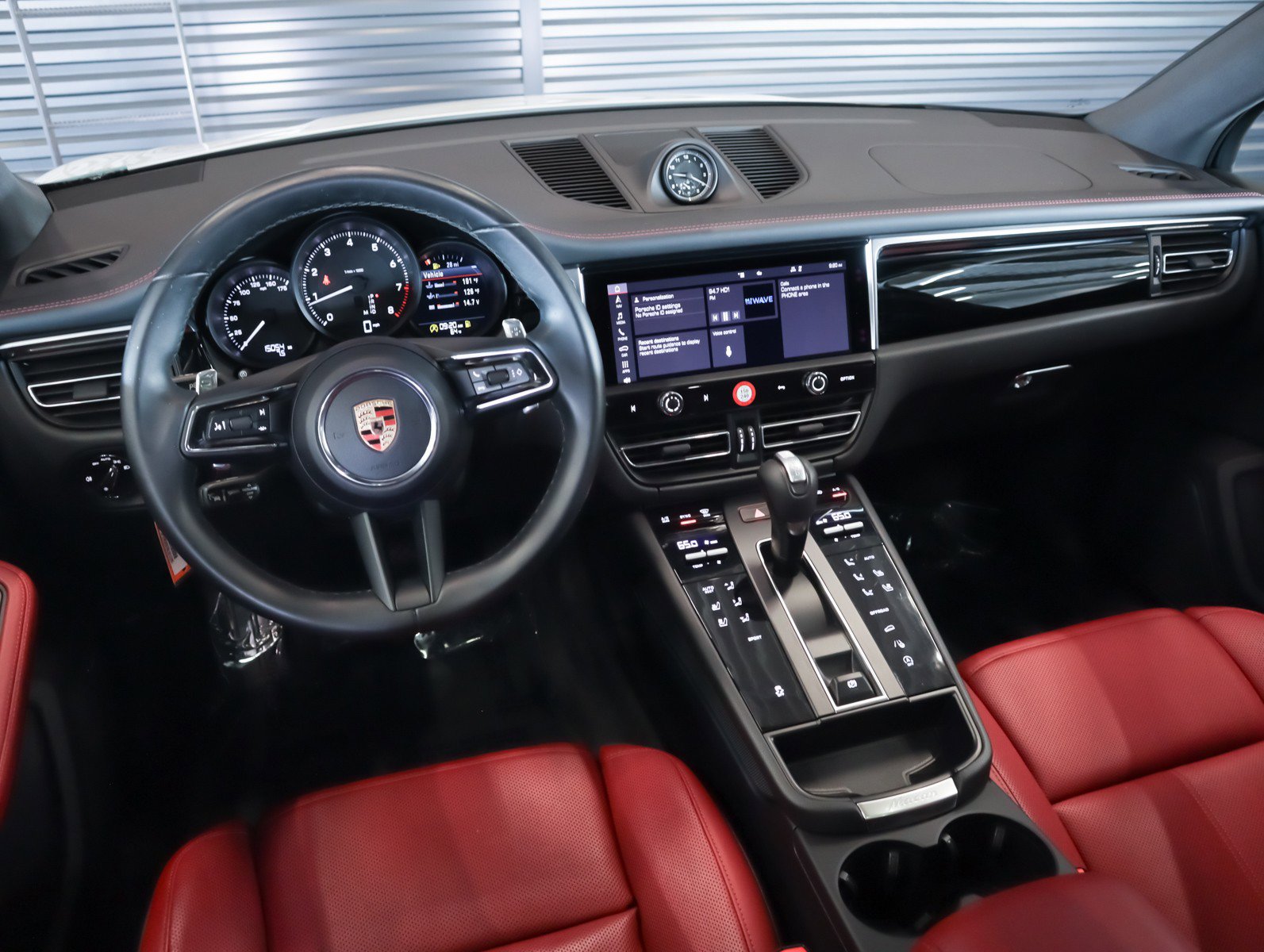 Certified 2024 Porsche Macan AWD/4WD image 17