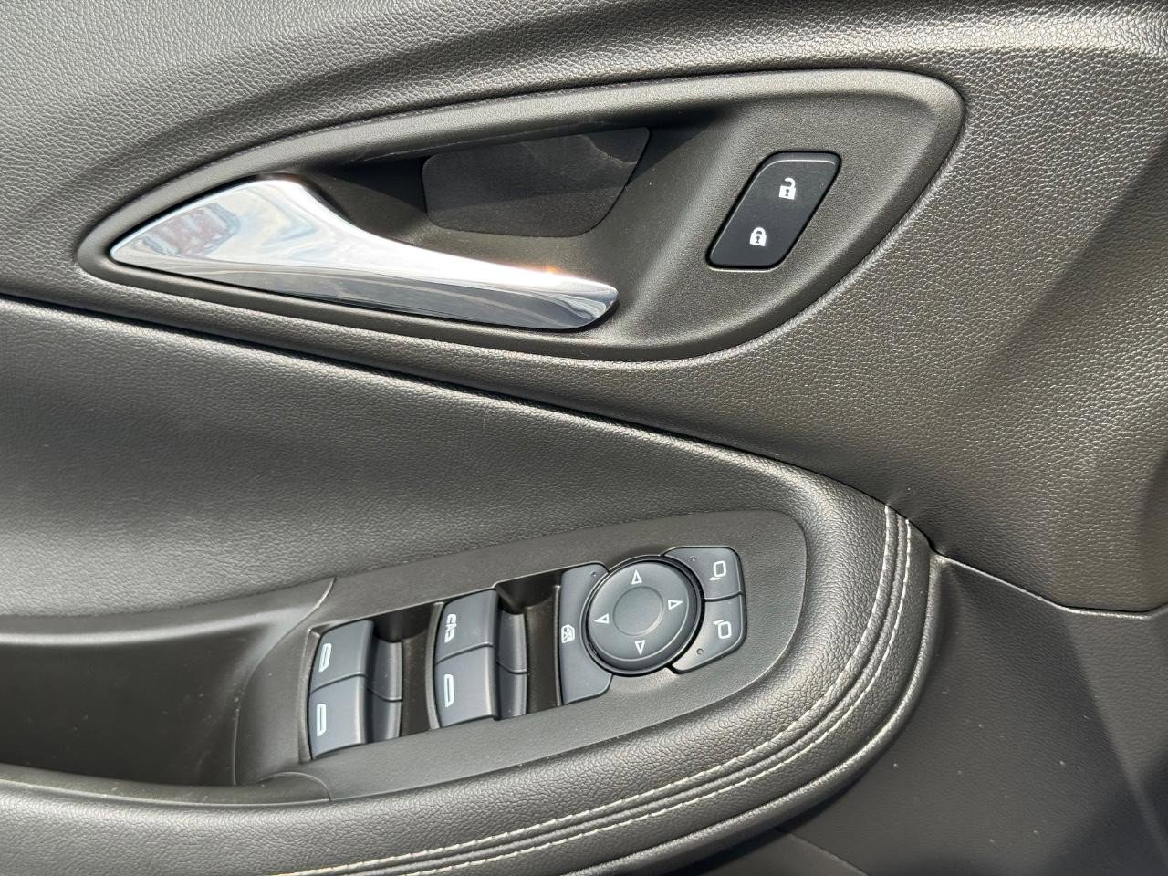 Used 2022 Buick Encore GX Select image 23