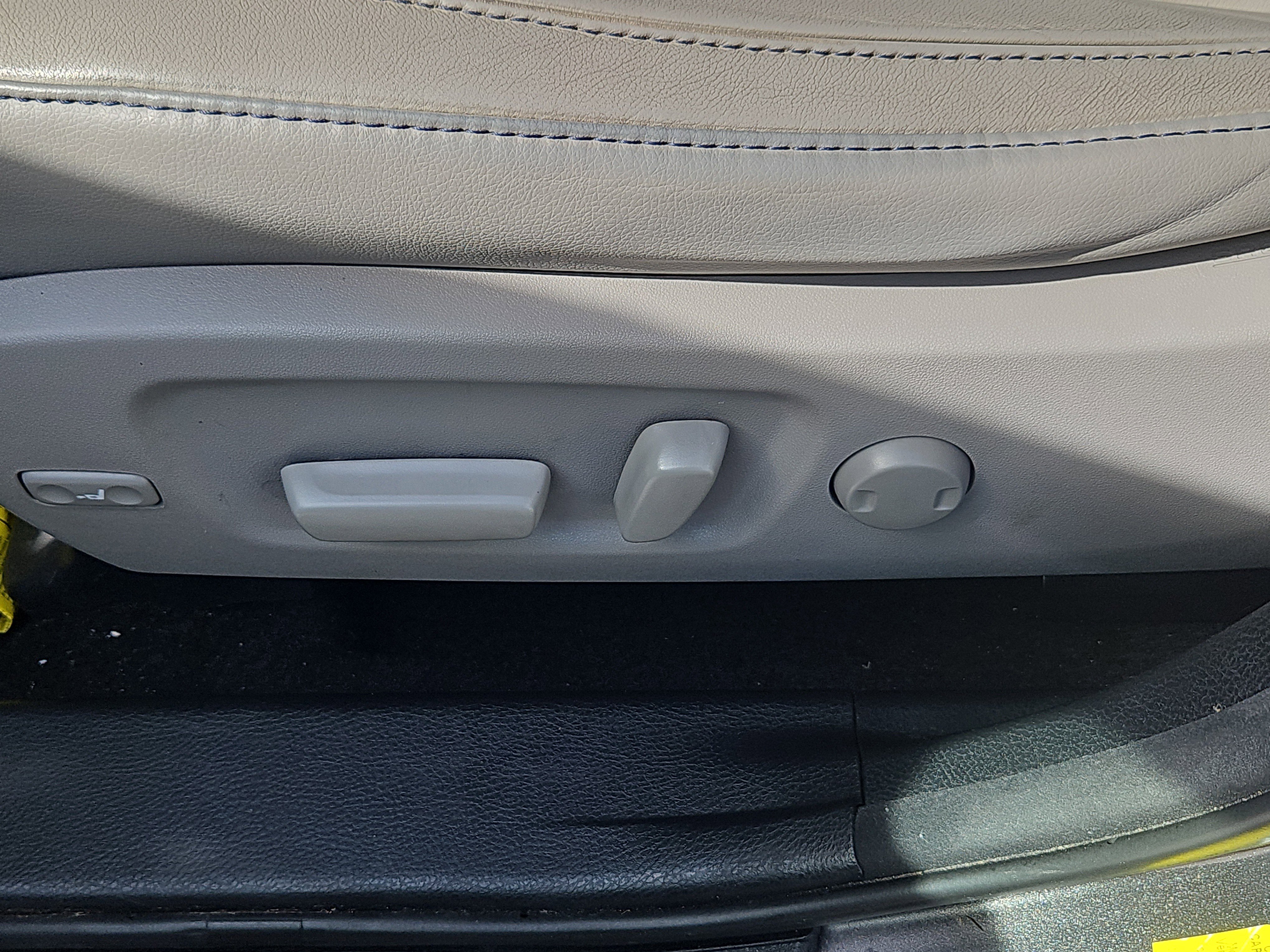 Used 2017 Toyota Highlander XLE w/ Carpet Mat Package image 13