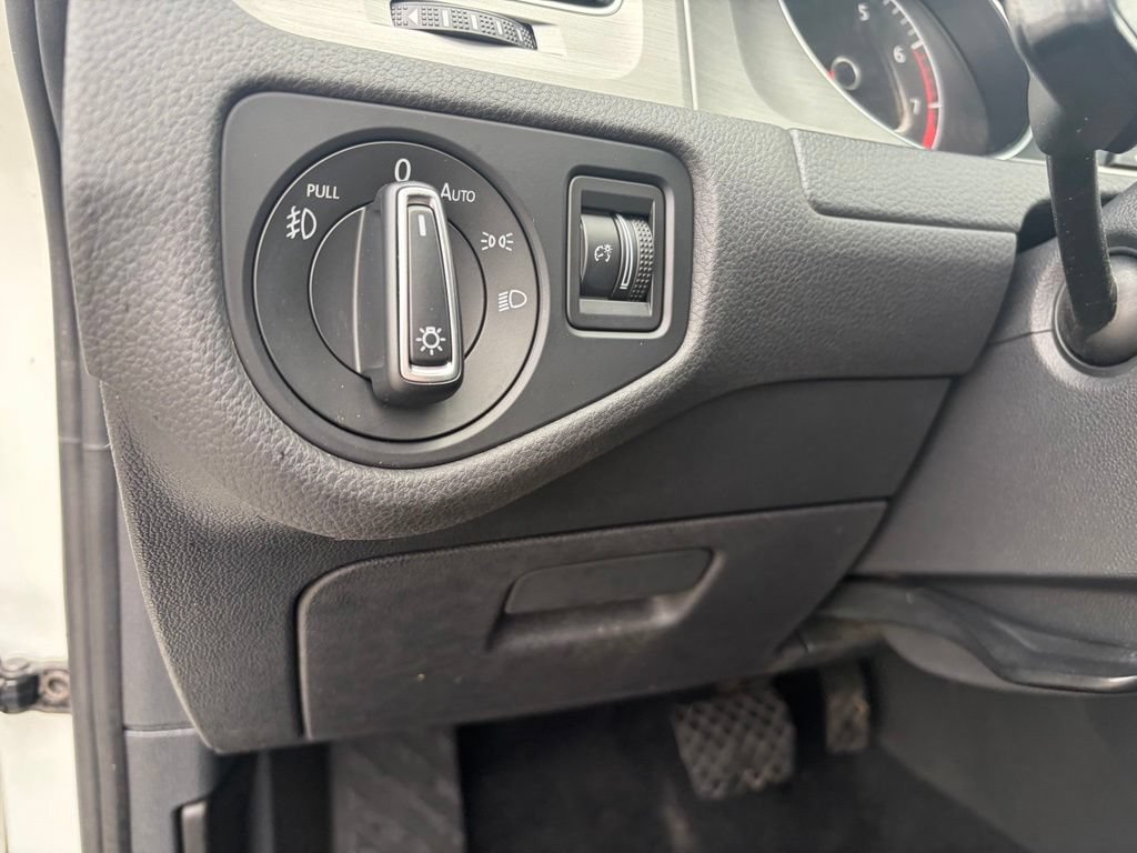 Used 2017 Volkswagen Golf SportWagen FWD image 30