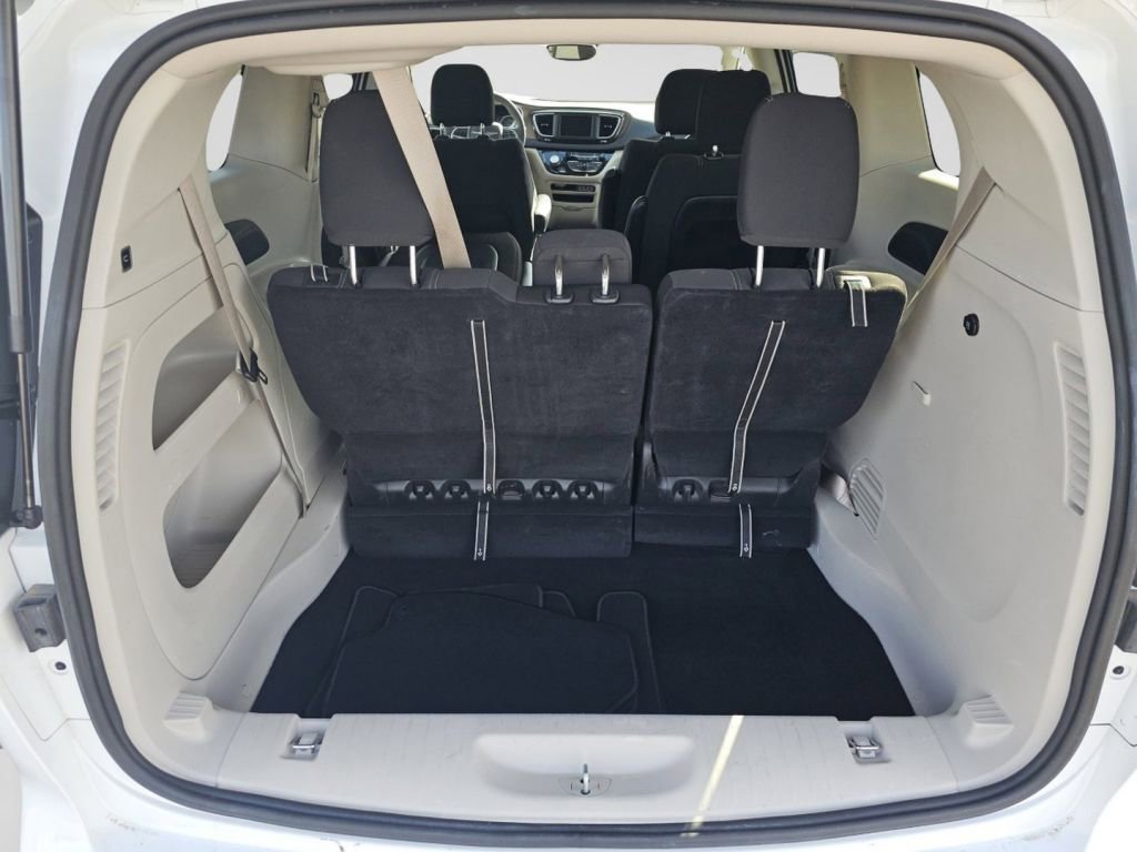 Used 2023 Chrysler Voyager LX image 25
