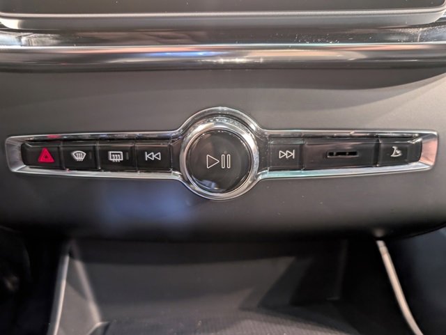 Used 2025 Volvo XC90 B6 Plus image 21