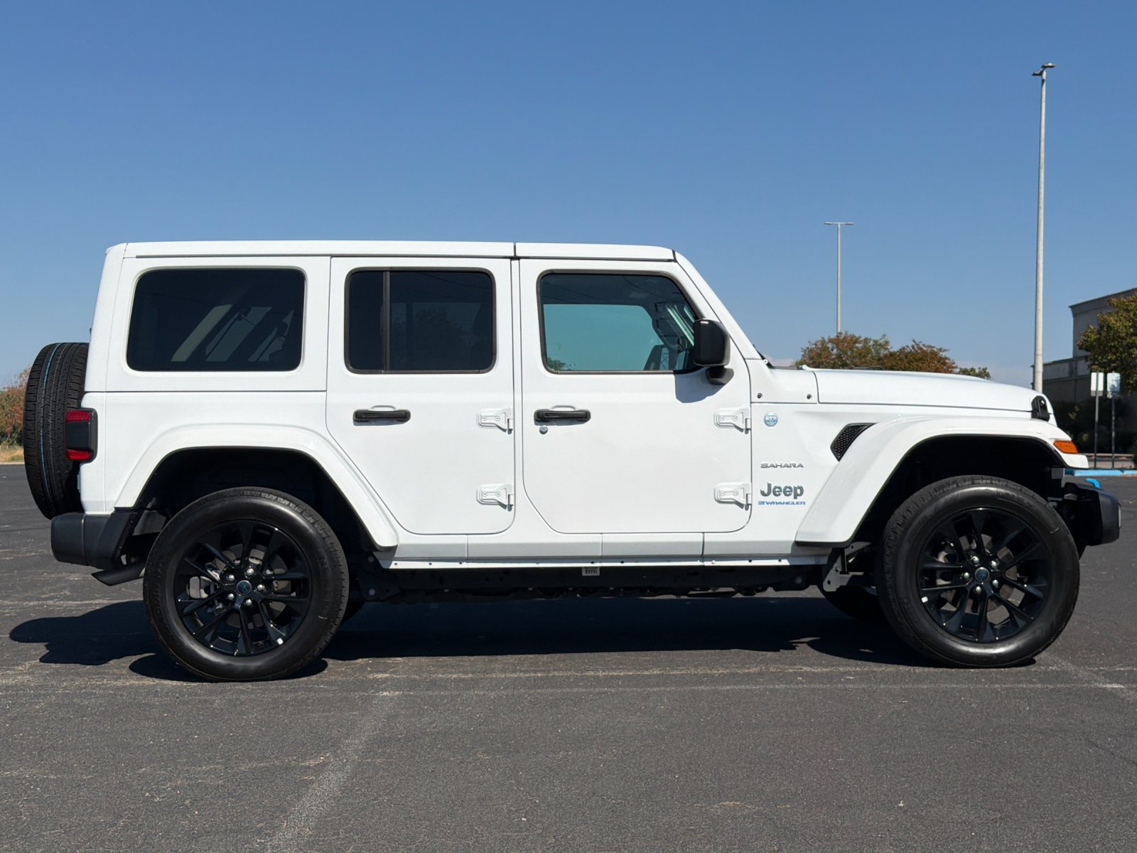 Used 2024 Jeep Wrangler Unlimited Sahara w/ Technology Group AWD/4WD image 3