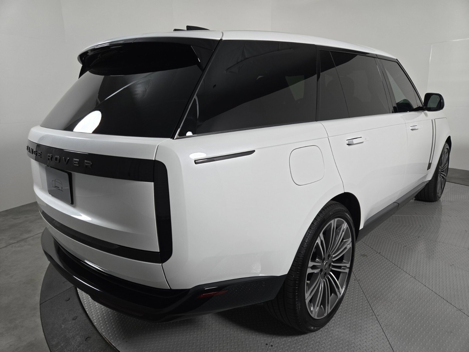 New 2025 Land Rover Range Rover Long Wheelbase SE image 2