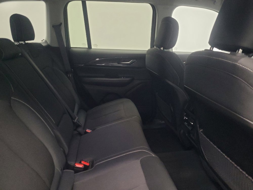 Used 2023 Jeep Grand Cherokee Laredo image 19