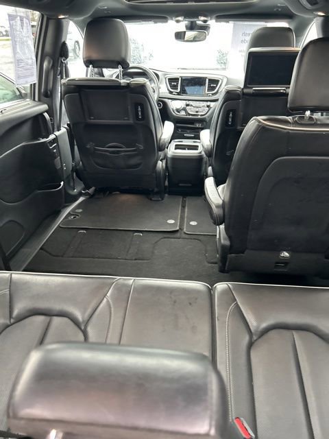 Used 2018 Chrysler Pacifica Limited image 23